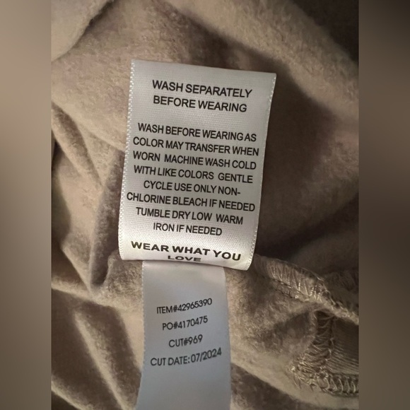 EUC Fleece V-Neck Sweatshirt. Size 00. - Picture 5 of 9